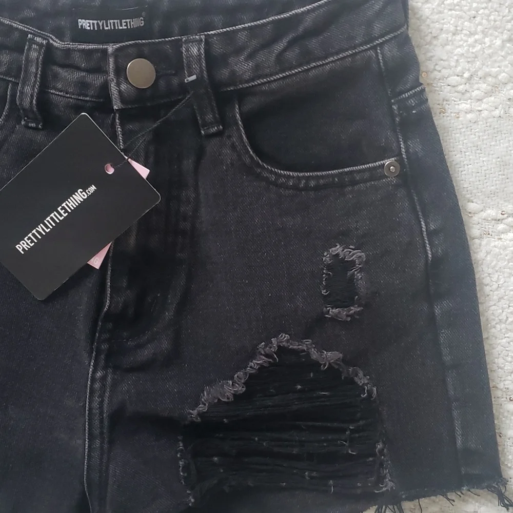 NWT PrettyLittleThing High Rise Short - Picture 2 of 6